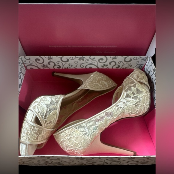 Lulu Townsend Champagne Lace Heels NIB! - Picture 5 of 5